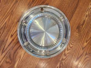 lot 20 image: 1961 Pontiac Hubcap