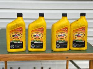 lot 32 image: 4 bottles of Pennzoil Motor Oil (1 open)