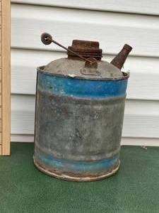 lot 41 image: Small Oil Can