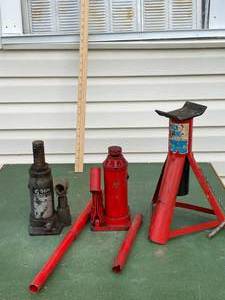 lot 59 image: Lot of 2 Bottle Jacks and 1 Jack Stand