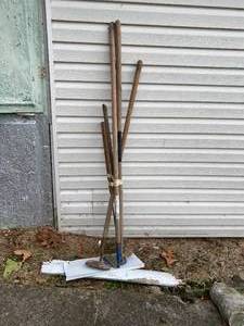 lot 63 image: Hoes