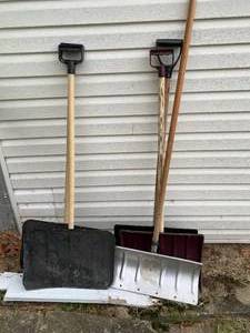 lot 68 image: Snow Shovels
