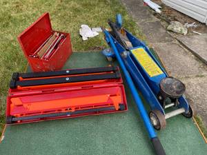 lot 78 image: Emergency Roadside Kit, 1 12 ton Floor Jack