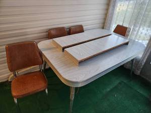 lot 51 image: Vintage Table with 2 Leaves and 4 Chairs