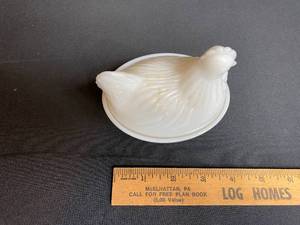 lot 35 image: Milk Glass Hen
