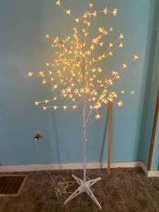 lot 34 image: Lighted Tree
