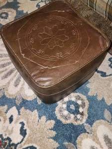 lot 61 image: Vintage hasock  leg rest