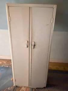 lot 76 image: Large White Metal Cabinet