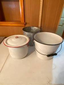 lot 81 image: Porcelain Pot and Porcelain Bucket