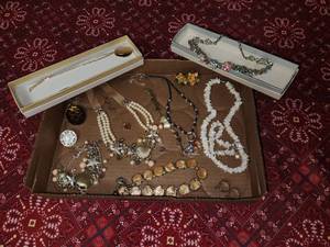 lot 97 image: Vintage Lisner and more Assorted Costume Jewelry
