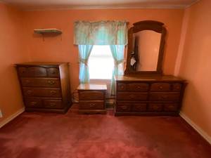 lot 68 image: 3 piece Dresser Set
