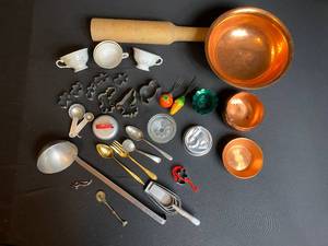 lot 104 image: Lot of Kitchen Items Vintage and Newer