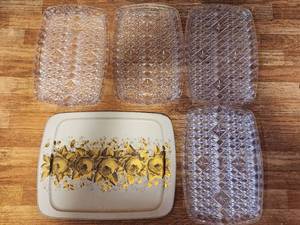 lot 124 image: Lot of plastic and one tin tray