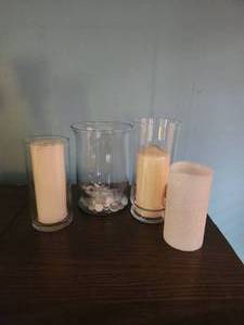 lot 128 image: Candles and dcor