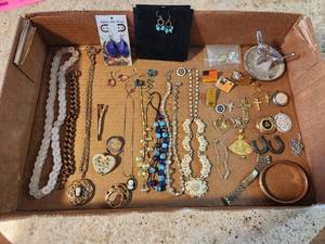 lot 134 image: Mixed lot of jewelry