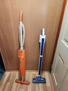 lot 136 image: 2 vacuums working. the rechargeable one is missing power cord for charger 22V