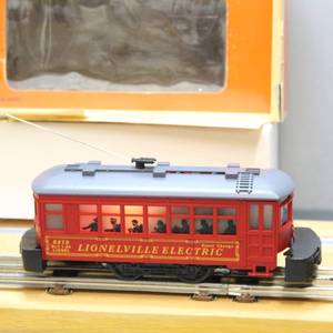 lot 43 image: Lionelville Operating Electric Trolley WBOX