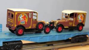 lot 55 image: Blue Flat Car & Yesteryear 927 Lager Beer Van MIB