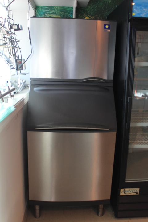lot 3 image: Complete Manitowoc Ice Machine w 570lb bin