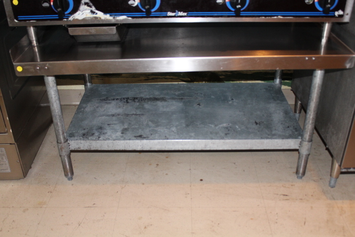 lot 7 image: Sturdy 48 equipment stand