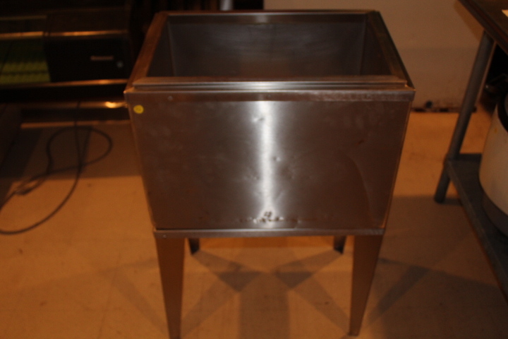 lot 22 image: Insulated Ice Bin w cooling plate