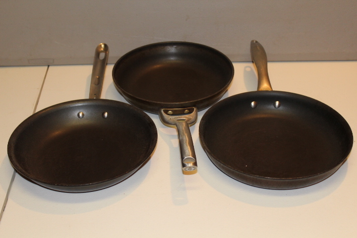 lot 43 image: 10 Frying pans