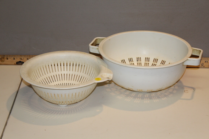 lot 64 image: Plastic colanders