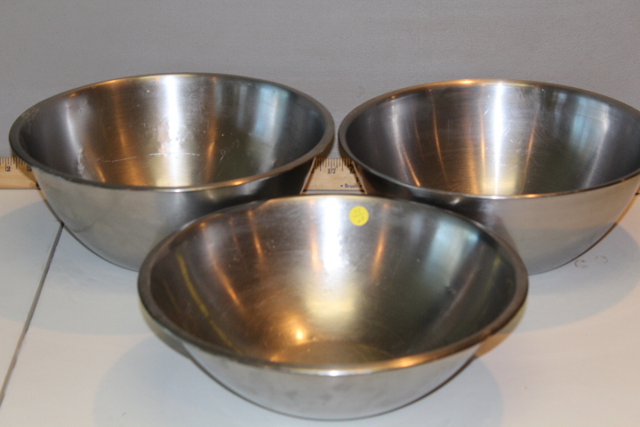 lot 73 image: Bowls
