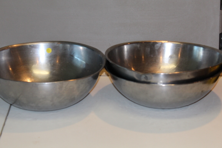 lot 74 image: Stainless bowls