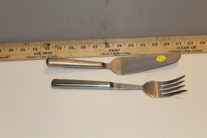 lot 104 image: Serving utensils
