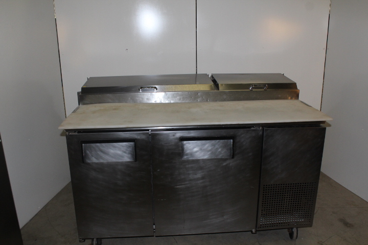 lot 15 image: Pizza Prep table by True
