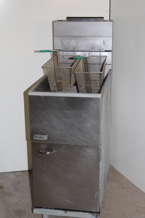 lot 17 image: Pitco FRYER