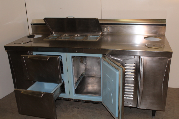 lot 20 image: Refrigerated Food prep station