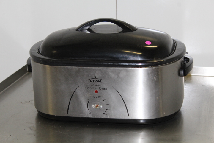 lot 73 image: 22 quart roaster oven