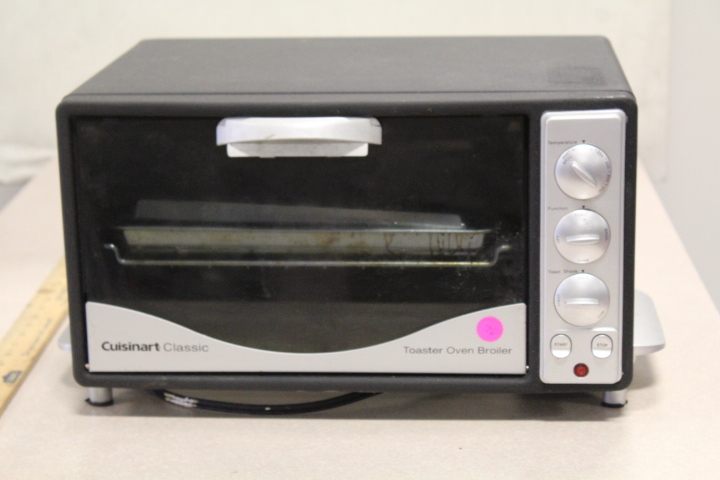 lot 76 image: Toaster Oven  broiler