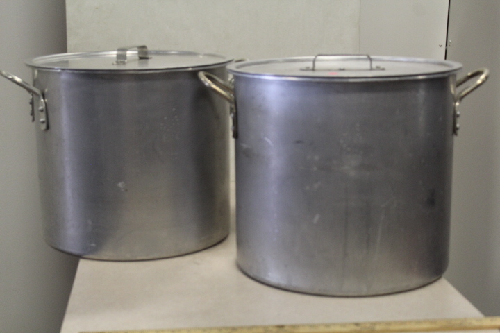 lot 89 image: Stock Pots w lids