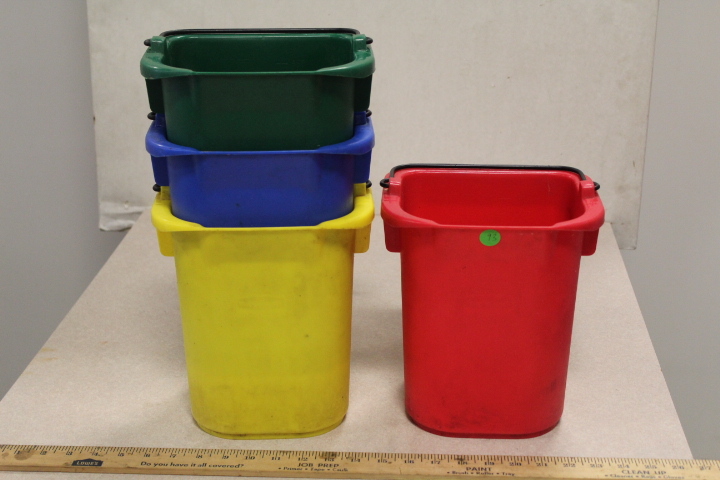 lot 93 image: Rubbermaid sanitizing buckets