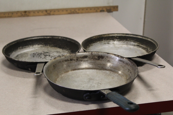 lot 96 image: 12 frying pans