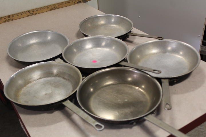 lot 98 image: 10 frying pans