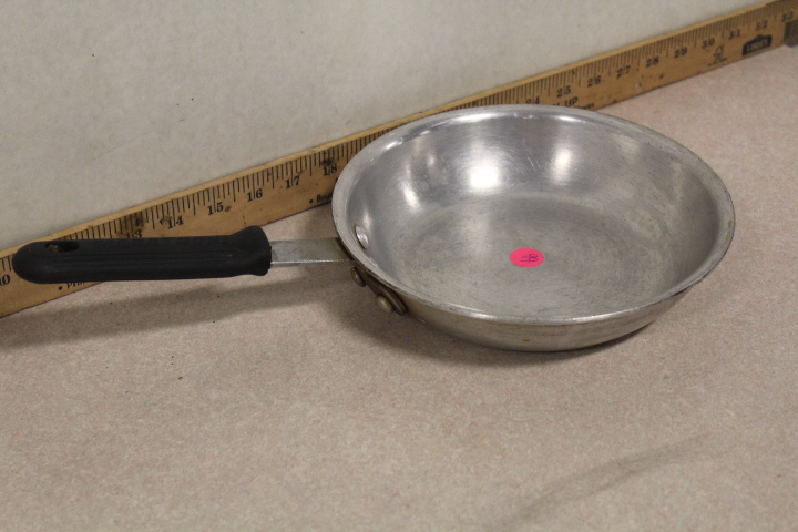 lot 99 image: 8 Frying pan