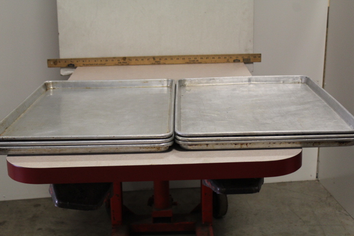 lot 103 image: Full size sheet pans