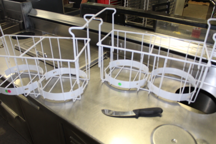 lot 111 image: Ice cream tub baskets and 6 curved beef skinning knife LOT
