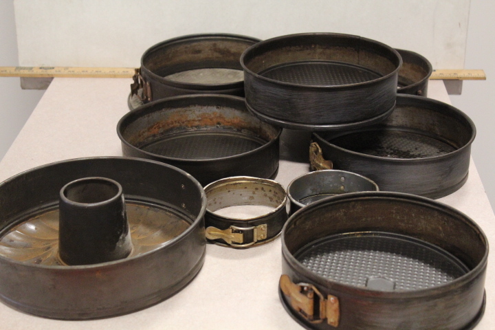lot 112 image: Spring Form Pan w various bases
