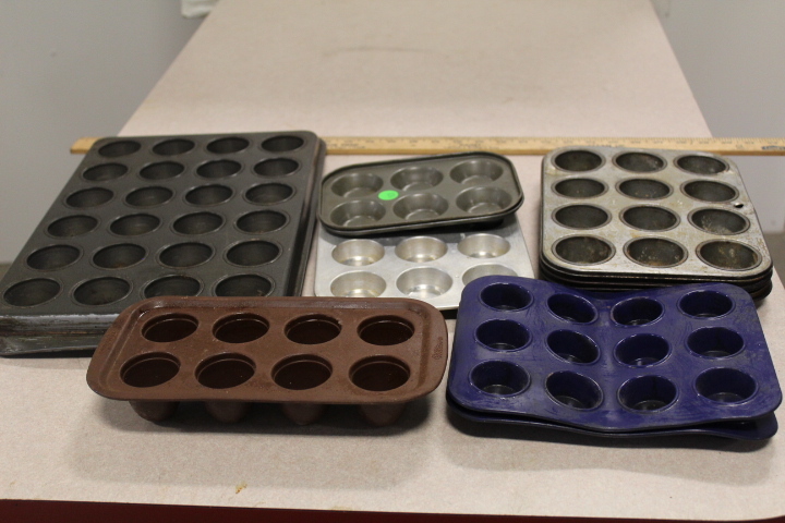 lot 123 image: Mini muffin pan lot