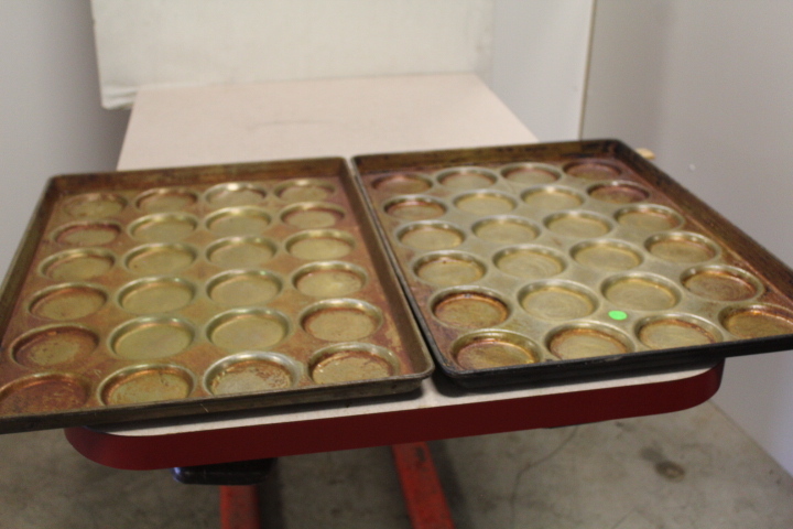 lot 124 image: Hamburger bun pans