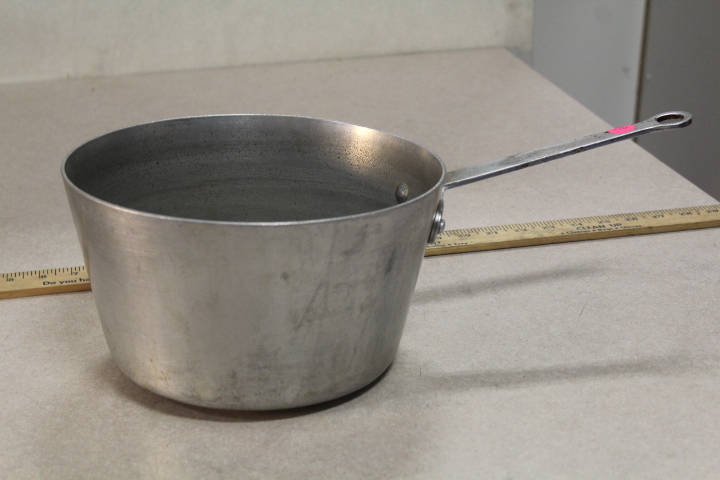 lot 126 image: Sauce pot