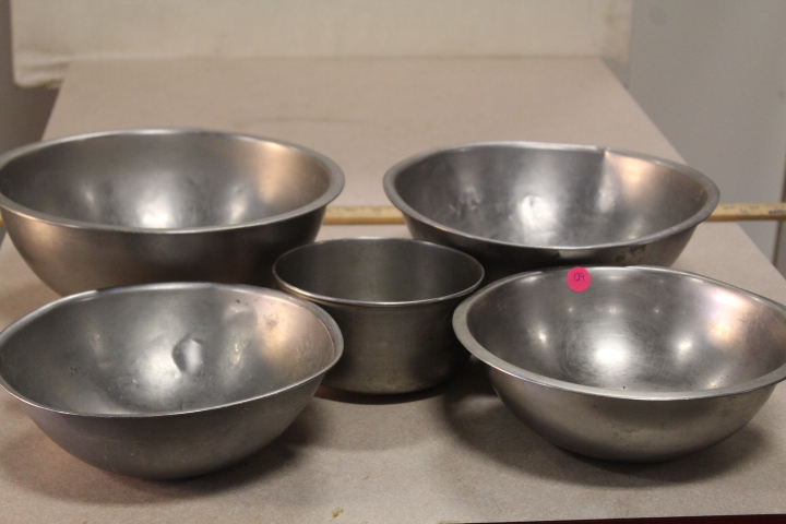 lot 129 image: Mixing bowl Lot