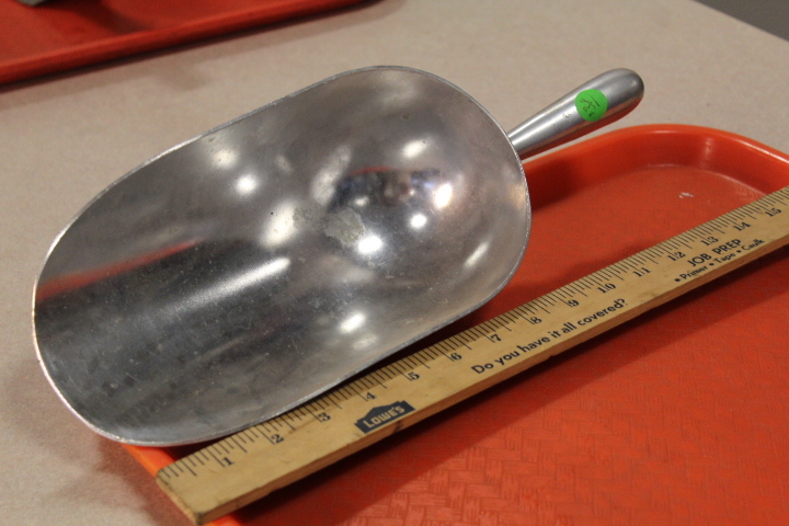 lot 138 image: Large ice scoop