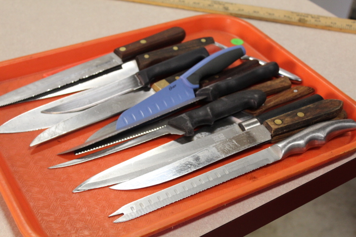 lot 140 image: Knife lot