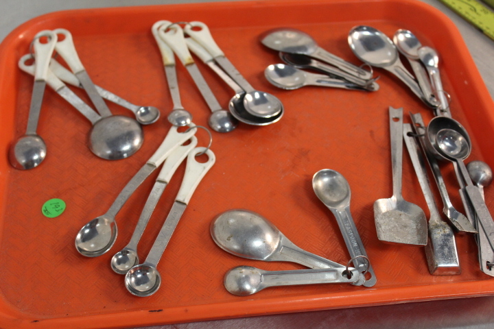 lot 193 image: Measuring spoon Lot